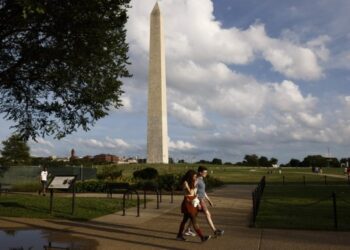 Para pengunjung berjalan-jalan di National Mall di Washington DC, Amerika Serikat, pada 26 Juni 2021. (Xinhua/Ting Shen)