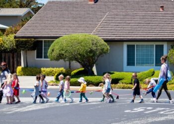 Anak-anak beraktivitas di luar ruangan bersama guru mereka di San Francisco, California, Amerika Serikat, pada 15 Juni 2021. (Xinhua/Dong Xudong)