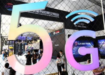 Para pengunjung mengamati produk-produk yang dipamerkan di area layanan telekomunikasi 5G dalam Pameran Perdagangan Jasa Internasional China (China International Fair for Trade in Services/CIFTIS) di Beijing, ibu kota China, pada 5 September 2020. (Xinhua/Zhang Chenlin)