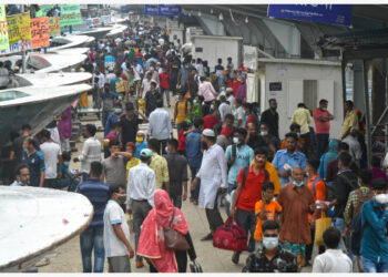 Para pemudik terlihat di pelabuhan Sadarghat menjelang Hari Raya Idul Adha di Dhaka, Bangladesh, pada 18 Juli 2021. Menjelang Idul Adha, ratusan ribu warga Dhaka berbondong-bondong pergi ke luar kota untuk merayakan hari raya bersama keluarga dan teman mereka di kampung halaman. (Xinhua)