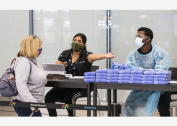 Seorang staf menyiapkan kit pengambilan sampel COVID-19 mandiri untuk pelancong di Bandara Internasional Pearson Toronto di Mississauga, Ontario, Kanada, pada 5 Juli 2021. Mulai Senin (5/7), warga dan penduduk tetap Kanada yang telah menerima "vaksinasi lengkap" dapat memasuki negara itu tanpa menjalani karantina. (Xinhua)