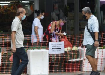 Warga yang mengenakan masker membeli bahan makanan di sebuah pasar yang ditutup sementara di Toa Payoh, Singapura, pada 27 Juli 2021. (Xinhua/Then Chih Wey)