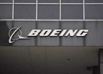 Foto yang diabadikan pada 13 Maret 2019 ini menunjukkan logo Boeing di kantor pusatnya di pusat kota Chicago, Amerika Serikat. (Xinhua/Joel Lerner)