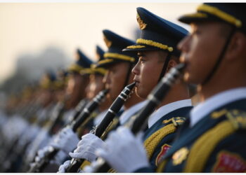 Para anggota band militer menjalani latihan untuk pertemuan akbar dalam rangka perayaan 100 tahun berdirinya Partai Komunis China (Communist Party of China/CPC) di Lapangan Tian'anmen di Beijing, ibu kota China, pada 1 Juli 2021. (Xinhua)