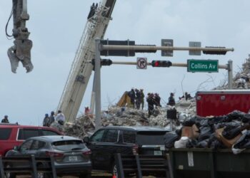 Foto yang diabadikan pada 7 Juli 2021 ini menunjukkan lokasi bangunan yang runtuh di Miami-Dade County, Florida, Amerika Serikat. (Xinhua/Monica McGivern)