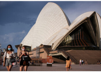 Foto dokumentasi yang diabadikan pada 14 Januari 2021 ini menunjukkan sejumlah orang berjalan melewati Sydney Opera House di Sydney, Australia. Kehidupan warga Australia kembali terusik usai varian Delta merebak di Sydney, kota dengan penduduk terbanyak di negara itu, pada pertengahan Juni. Pada 25 Juni, tak lama setelah Melbourne, kota berpenduduk terbanyak kedua di Australia, mengakhiri masa karantina wilayah (lockdown), pihak otoritas di Negara Bagian New South Wales memutuskan untuk menerapkan lockdown di Sydney. (Xinhua)