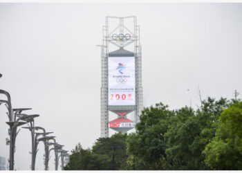 Foto yang diabadikan pada 19 Juli 2021 ini menunjukkan layar raksasa di Menara Linglong yang menghitung mundur 200 hari menjelang upacara pembukaan Olimpiade Musim Dingin 2022 di Beijing, ibu kota China. (Xinhua/Chen Zhonghao)