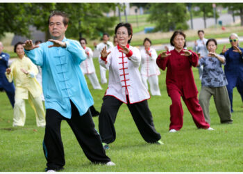 Orang-orang berlatih Taiji atau Tai Chi di Taman Laeken di Brussel, Belgia, pada 28 Juli 2021. Puluhan penggemar Taiji berkumpul di Brussel pada Rabu (28/7) untuk berlatih Taiji, dengan menampilkan serangkaian pertunjukan Taiji asal China. (Xinhua/Zhang Cheng)