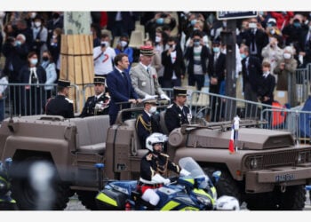 Presiden Prancis Emmanuel Macron menghadiri parade militer tahunan Hari Bastille di Paris, Prancis, pada 14 Juli 2021. Prancis pada Rabu (14/7) menggelar perayaan tahunan Hari Bastille dengan parade militer tradisional di sepanjang jalan Champs Elysees yang tersohor di Paris di tengah pembatasan perkumpulan publik yang diterapkan akibat COVID-19. (Xinhua)