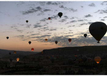 Balon-balon udara panas terbang di atas Cappadocia, Turki, pada 18 Juli 2021. (Xinhua/Mustafa Kaya)