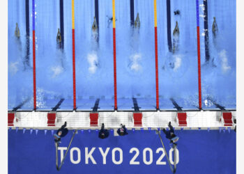 Perenang China Wang Jianjiahe (ketiga dari kiri) bertanding di babak final nomor 1500 meter gaya bebas putri di Olimpiade Tokyo 2020 di Tokyo, Jepang, pada 28 Juli 2021. (Xinhua/Xia Yifang)