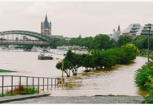 Area tepi sungai Rhine terendam banjir di Cologne, Jerman barat, pada 15 Juli 2021. Banjir di negara bagian Rhineland-Palatinate dan Rhine-Westphalia Utara di Jerman barat akibat hujan yang terus mengguyur menyebabkan sedikitnya 58 orang tewas dan puluhan lainnya hilang, demikian dilaporkan media setempat. (Xinhua/Tang Ying)