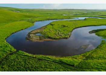 Foto dari udara yang diabadikan pada 21 Juli 2021 ini menunjukkan Sungai Morigele di Hulun Buir, Daerah Otonom Mongolia Dalam, China utara. (Xinhua/Lian Zhen)