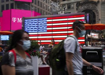 Orang-orang yang mengenakan masker berjalan di Times Square, New York, Amerika Serikat, pada 20 Juli 2021. (Xinhua/Wang Ying)