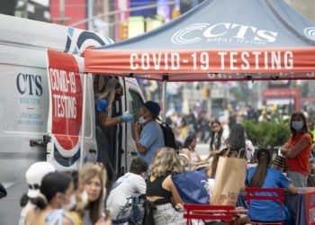 Seorang pria menjalani tes COVID-19 di sebuah lokasi pengujian keliling di Times Square, New York, Amerika Serikat, pada 20 Juli 2021. (Xinhua/Wang Ying)