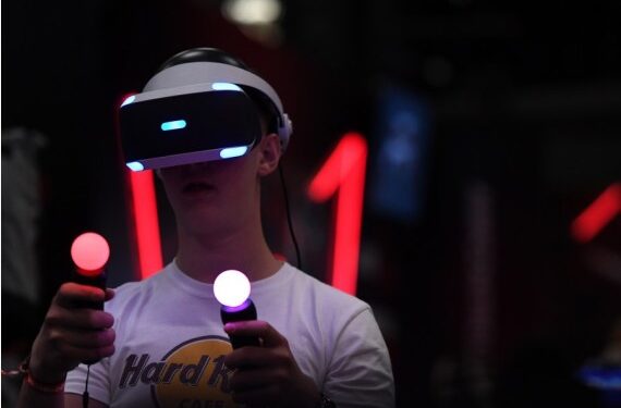 Seorang pengunjung menjajal gim realitas virtual (virtual reality/VR) di Gamescom 2019 di Cologne, Jerman, pada 20 Agustus 2019. (Xinhua/Lu Yang)