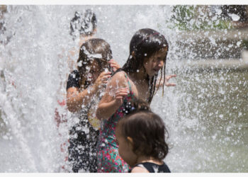 Anak-anak mendinginkan diri di sebuah air mancur saat cuaca panas dan lembab terus berlanjut di Toronto, Kanada, pada 1 Juli 2021. (Xinhua/Zou Zheng)