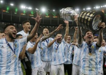 Para pemain Argentina merayakan sukses meraih gelar Copa America 2021 usai menaklukkan Brasil di partai final di Rio de Janeiro, Brasil, pada 10 Juli 2021. (Xinhua/Lucio Tavora)