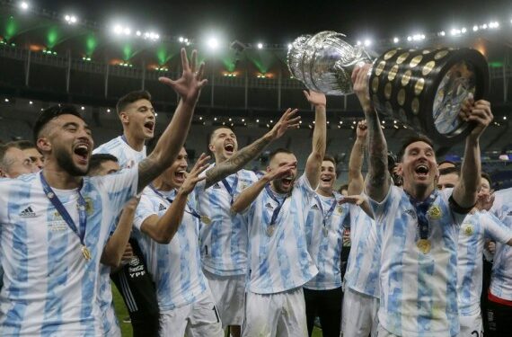 Para pemain Argentina merayakan sukses meraih gelar Copa America 2021 usai menaklukkan Brasil di partai final di Rio de Janeiro, Brasil, pada 10 Juli 2021. (Xinhua/Lucio Tavora)