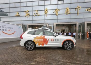Foto yang diabadikan pada 27 Juni 2020 ini menunjukkan sebuah kendaraan otonomos dari DiDi Chuxing di depan Shanghai Automobile Exhibition Center di Shanghai, China timur. (Xinhua/Wang Xiang)