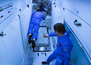 Tangkapan layar yang diabadikan di Pusat Kendali Antariksa Beijing di Beijing, ibu kota China, pada 17 Juni 2021 ini menunjukkan tiga astronaut China di pesawat luar angkasa Shenzhou-12 memasuki modul inti stasiun luar angkasa Tianhe. (Xinhua/Jin Liwang)