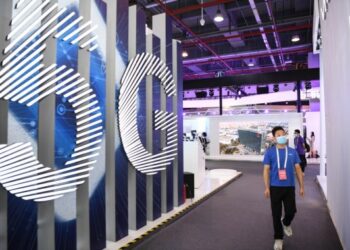 Foto yang diabadikan pada 26 November 2020 ini menunjukkan pameran bertema 5G yang diadakan selama Konvensi 5G Dunia di Guangzhou, Provinsi Guangdong, China selatan. (Xinhua/Deng Hua)