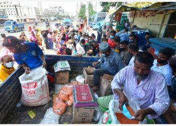 Para pekerja menyiapkan makanan untuk warga di sebuah toko keliling dengan harga terjangkau yang dikelola pemerintah di Dhaka, Bangladesh, pada 13 Juli 2021. Pemerintah Bangladesh mengumumkan lima paket bantuan senilai 32 miliar taka (10 taka = Rp1.706) untuk membantu kelompok masyarakat berpendapatan rendah yang terdampak oleh karantina wilayah (lockdown) pandemi COVID-19. (Xinhua)