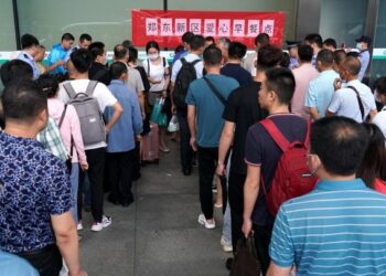 Para penumpang yang telantar mengantre untuk menerima sarapan di Stasiun Kereta Timur Zhengzhou di Zhengzhou, ibu kota Provinsi Henan, China tengah, pada 21 Juli 2021. (Xinhua/Li An)