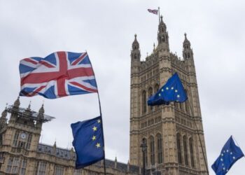 Foto yang diabadikan pada 6 Maret 2019 ini menunjukkan bendera Inggris dan Uni Eropa berkibar di luar Gedung Parlemen Inggris di London. (Xinhua/Stephen Chung)