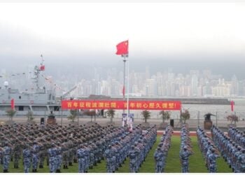 Upacara pengibaran bendera nasional dilaksanakan oleh Garnisun Tentara Pembebasan Rakyat (People's Liberation Army/PLA) China di Daerah Administratif Khusus (Special Administrative Region/SAR) Hong Kong di Hong Kong, China selatan, pada 1 Juli 2021. (Xinhua)