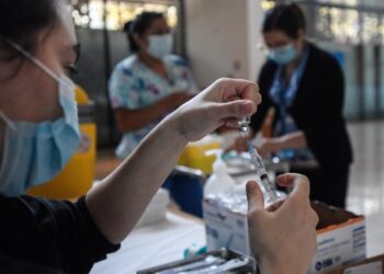 Seorang perawat menyiapkan suntikan vaksin COVID-19 di sebuah lokasi vaksinasi di Santiago, Chile, pada 25 Maret 2021. (Xinhua/Jorge Villegas)