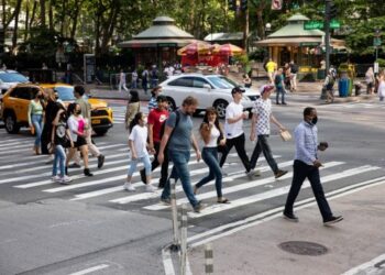 Orang-orang menyeberangi sebuah ruas jalan di New York, Amerika Serikat, pada 15 Juni 2021. (Xinhua/Michael Nagle)
