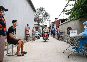 Orang-orang menunggu untuk membuat pernyataan kesehatan di Hanoi. [VnExpress/Giang Huy]