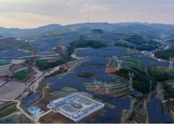 Foto yang diabadikan pada 3 Juni 2021 ini menunjukkan pemandangan dari pembangkit listrik fotovoltaik Xianshuiwo di Provinsi Guizhou, China barat daya. (Xinhua/Pan Cong)