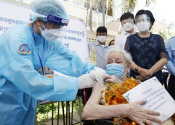 Ho Kham menerima dosis kedua vaksin COVID-19 Sinovac di sebuah lokasi inokulasi di Phnom Penh, Kamboja, pada 2 Juli 2021. (Xinhua/Phearum)