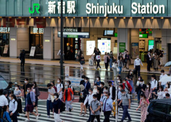 Para pejalan kaki menyeberangi sebuah jalan di Tokyo, Jepang, pada 8 Juli 2021. Pemerintah Jepang pada Kamis (8/7) memutuskan untuk menetapkan status darurat keempat akibat COVID-19, yang mencakup durasi penyelenggaraan Olimpiade, di ibu kota Tokyo dalam upaya meredam lonjakan infeksi baru-baru ini. (Xinhua/Christopher Jue)