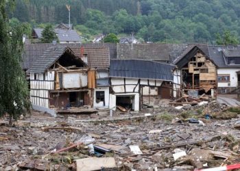 Foto yang diabadikan pada 16 Juli 2021 ini menunjukkan jalanan dan rumah-rumah yang rusak dalam bencana banjir di Schuld, sebuah kota di Ahrweiler, Jerman. (Xinhua/Joachim Bywaletz)