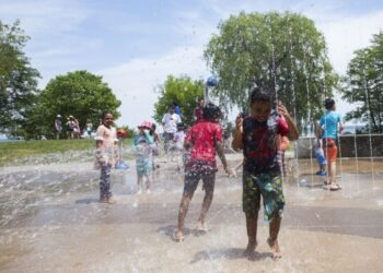 Anak-anak mendinginkan diri di sebuah tempat bermain air di Mississauga, Ontario, Kanada, pada 5 Juni 2021. (Xinhua/Zou Zheng)
