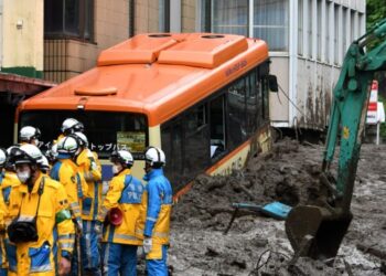Polisi melakukan operasi penyelamatan usai tanah longsor dahsyat di Kota Atami, Prefektur Shizuoka, Jepang, pada 4 Juli 2021. (Xinhua/Hua Yi)
