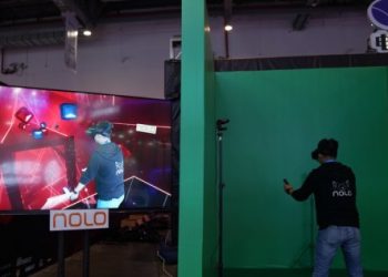 Seorang pengunjung memainkan gim berbasis teknologi realitas berimbuh (augmented reality/AR) dalam Konferensi Dunia tentang Industri Realitas Virtual (Virtual Reality/VR) 2020 di Kota Nanchang, Provinsi Jiangxi, China timur, pada 19 Oktober 2020. (Xinhua/Hu Chenhuan)