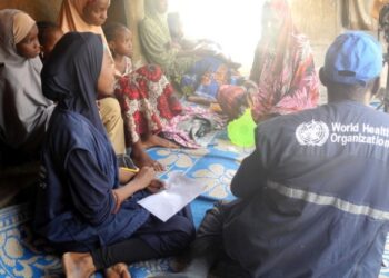 Foto dokumen ini menunjukkan tim Organisasi Kesehatan Dunia (WHO) memberikan edukasi kepada penduduk setempat soal kebersihan dan tindakan pencegahan selama proses pelacakan kasus baru kolera dari rumah ke rumah di Kota Mubi, Negara Bagian Adamawa, Nigeria, pada 6 Juni 2018. (Xinhua/NAN)