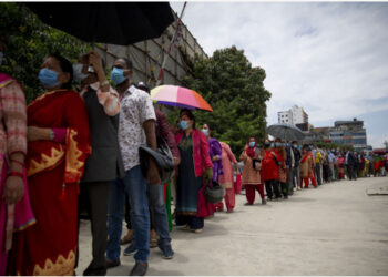 Orang-orang mengantre untuk mendapatkan suntikan dosis kedua vaksin COVID-19 di Kathmandu, Nepal, pada 6 Juli 2021. (Xinhua/Sulav Shrestha)