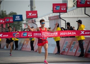 Peng Jianhua (depan) berlari melewati garis finis dalam ajang Beijing Half Marathon 2021 di Beijing, ibu kota China, pada 24 April 2021. (Xinhua/Chen Zhonghao)