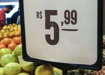 Label harga terlihat di sebuah pasar swalayan di Sao Paulo, Brasil, pada 1 September 2020. (Xinhua/Rahel Patrasso)