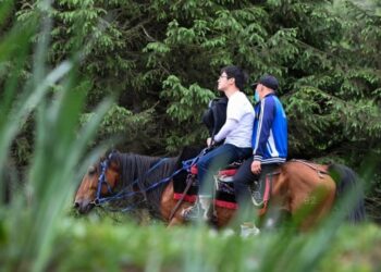 Wisatawan menunggang kuda di objek wisata Narat di wilayah Xinyuan, Daerah Otonom Uighur Xinjiang, China barat laut, pada 3 Juni 2021. (Xinhua/Ding Lei)