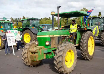 Petani di atas traktor memprotes di Auckland, Selandia Baru, menentang peraturan lingkungan yang mereka katakan membebani mereka dengan biaya yang tidak adil. /ist