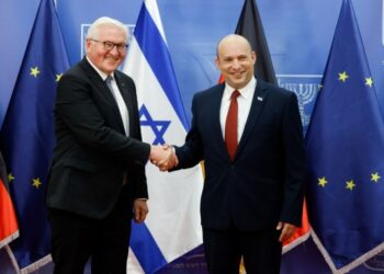 Presiden Jerman Frank-Walter Steinmeier (kiri) bertemu dengan Perdana Menteri (PM) Israel Naftali Bennett di kantor PM Israel di Yerusalem pada 1 Juli 2021. (Xinhua/JINI/Olivier Fitoussi)
