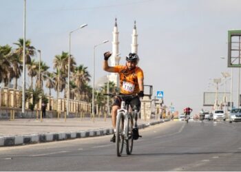 Seorang pesepeda amputee asal Palestina mengendarai sepedanya dalam ajang balap sepeda yang diadakan oleh Federasi Bersepeda Palestina dan organisasi Amputee cyclists Palestine di Jalur Gaza bagian utara pada 30 Juni 2021. (Xinhua/Rizek Abdeljawad)