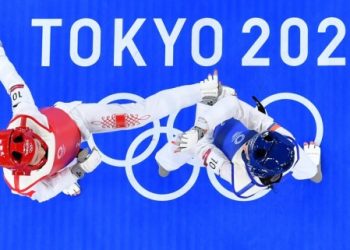 Taekwondoin China, Wu Jingyu (kiri), tampil dalam laga repechage cabang taekwondo kelas 49 kg putri melawan taekwondoin Serbia, Tijana Bogdanovic, di ajang Olimpiade Tokyo 2020 di Tokyo, Jepang, pada 24 Juli 2021. (Xinhua/Xu Zijian)