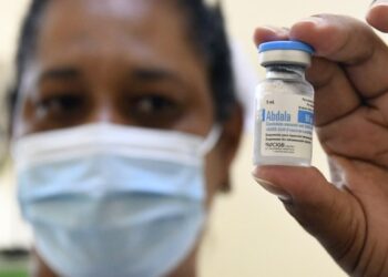 Seorang tenaga kesehatan menunjukkan sebotol "Abdala", vaksin COVID-19 buatan dalam negeri, di sebuah lokasi vaksinasi di Havana, Kuba, pada 14 Mei 2021. (Xinhua/Joaquin Hernandez)